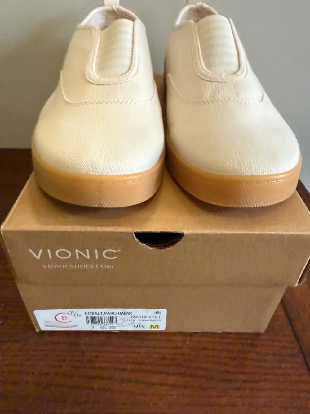 Vionic Coblat Slip-On Canvas‎ Sneaker in Ivory with Gum Sole NEW 9.5